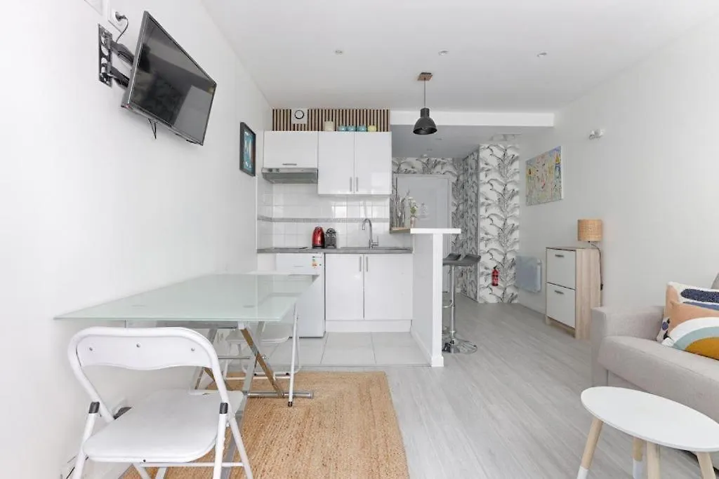 Charming Apartment Gambetta - Saint Fargeau II Paris France